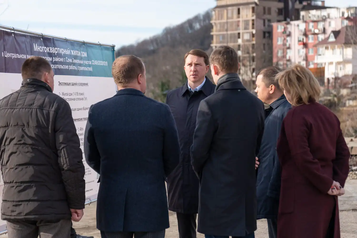 Глава города Сочи посетил строительную площадку домов для переселенцев из аварийного жилья
