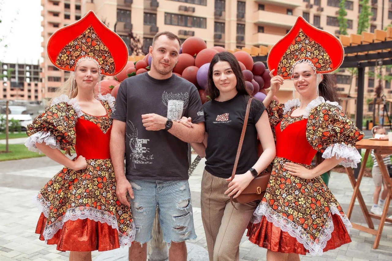 Дольщики ЖК «Смородина» отпраздновали новоселье в русских традициях