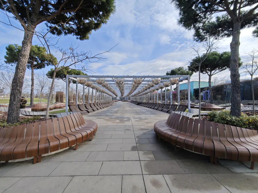 Лавочки в Парке Галицкого